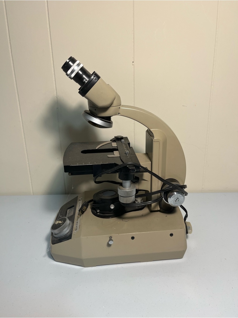 Beige Laboratory Microscope - Professional Optical Microscope - Picture 3 of 4
